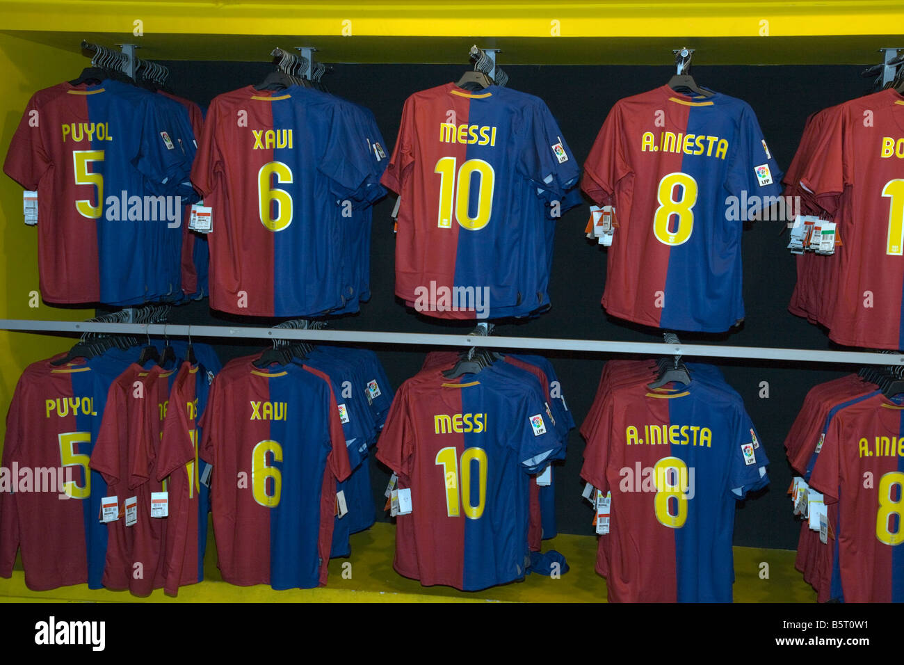 Botiga del Barça el FC Barcelona club tienda de venta de todas las últimas  camisetas de fútbol de los mejores jugadores Fotografía de stock - Alamy