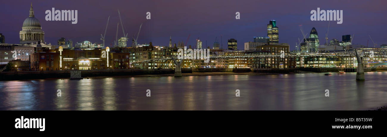 La Catedral de San Pablo Londres Reino Unido y Skyline visto sobre el río Támesis Foto de stock