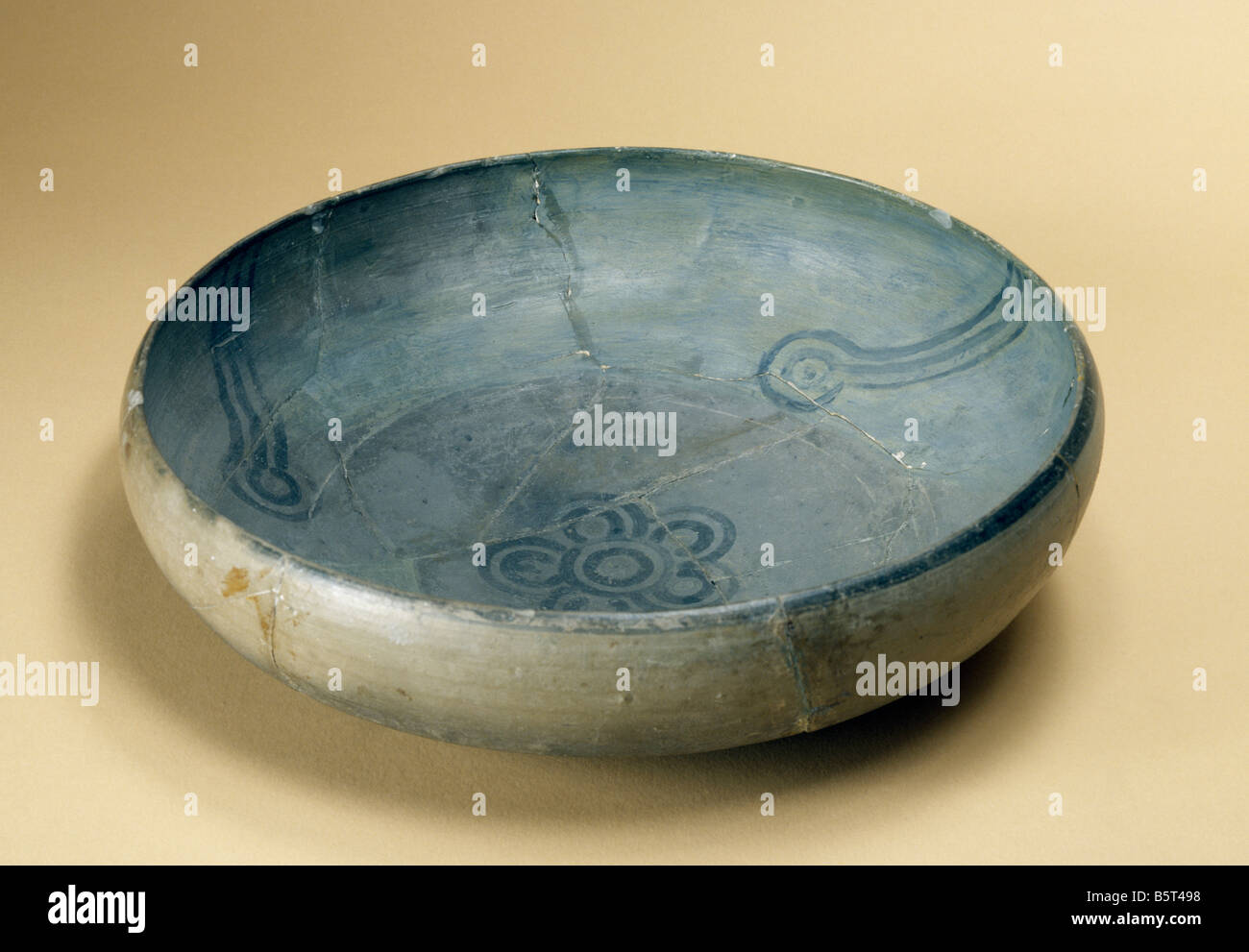 Pintado en gris ware pot del asentamiento del valle del Indo. Museo Nacional de Nueva Delhi, India 55-56 Foto de stock