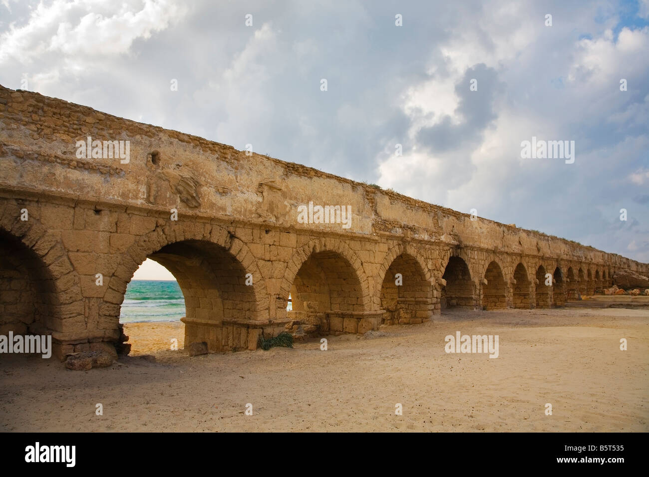 Acueducto perfectamente conservado de la época romana, en la costa del mar Mediterráneo en Israel Foto de stock