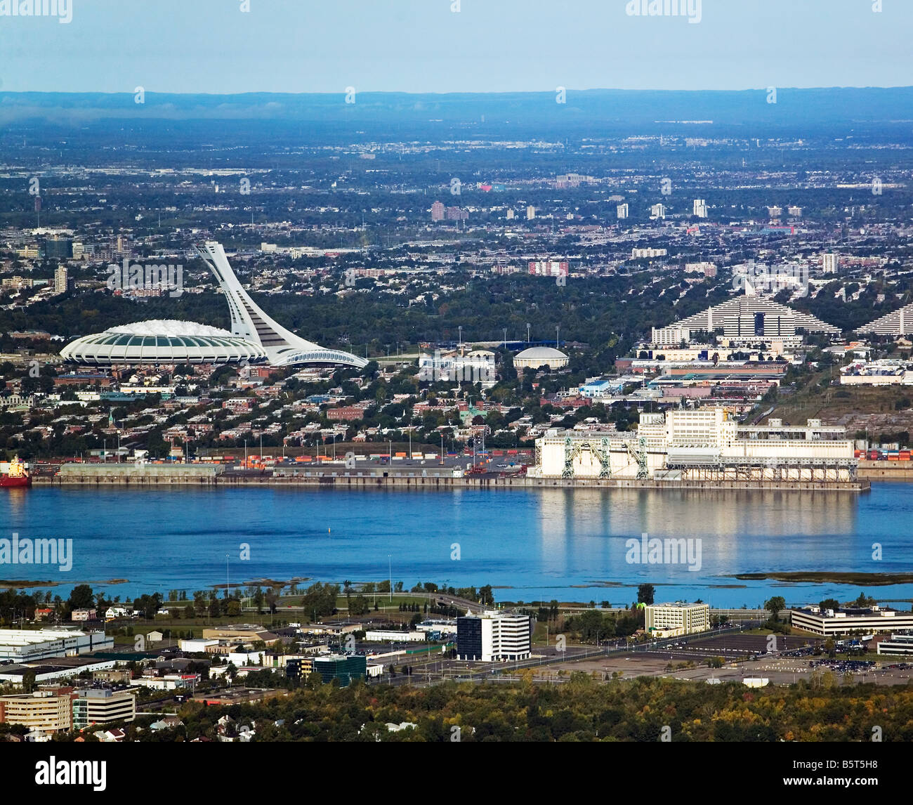 Vista aérea sobre el río San Lorenzo y estadio Olímpico de Montreal Quebec Canadá Foto de stock