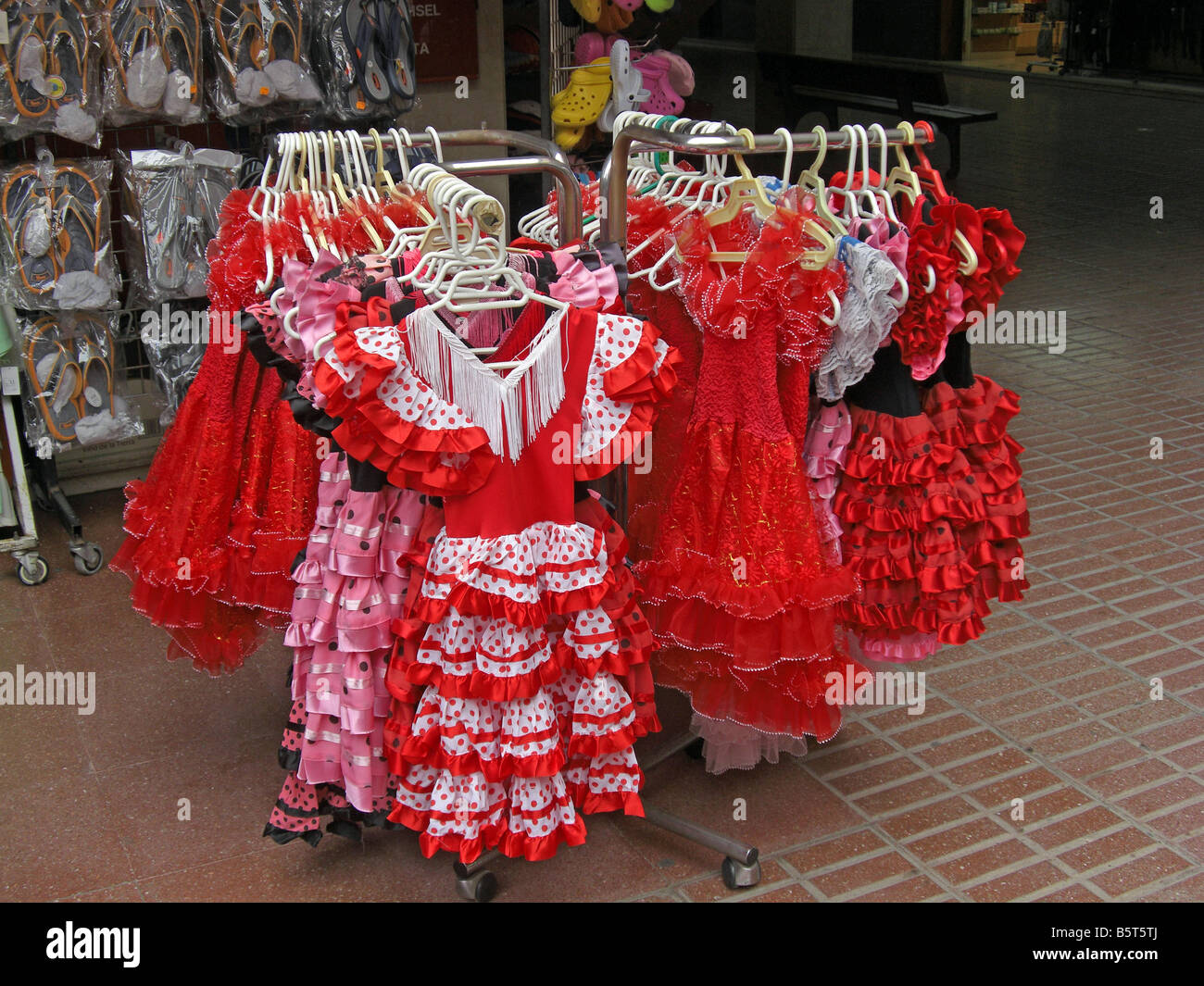 Pink flamenco dress fotografías e imágenes de alta resolución - Alamy