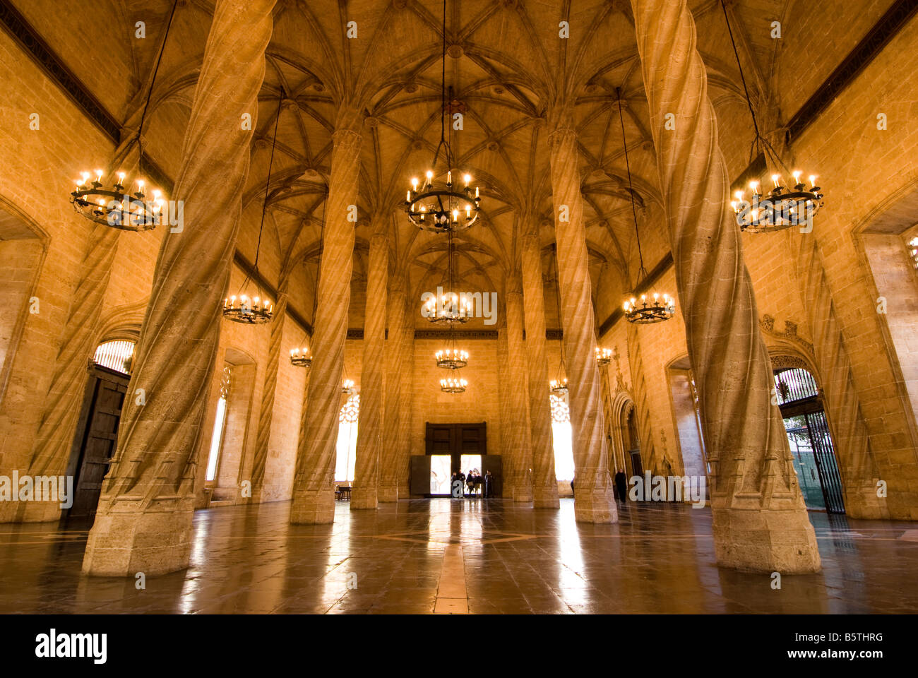 Primero un commodity exchange hall de La Lonja de la Seda en el centro
