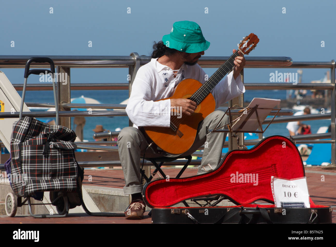 Músico callejero tocando guitarra clásica, cerca de la playa de Las  Canteras en Las Palmas de Gran Canaria en las islas Canarias Fotografía de  stock - Alamy