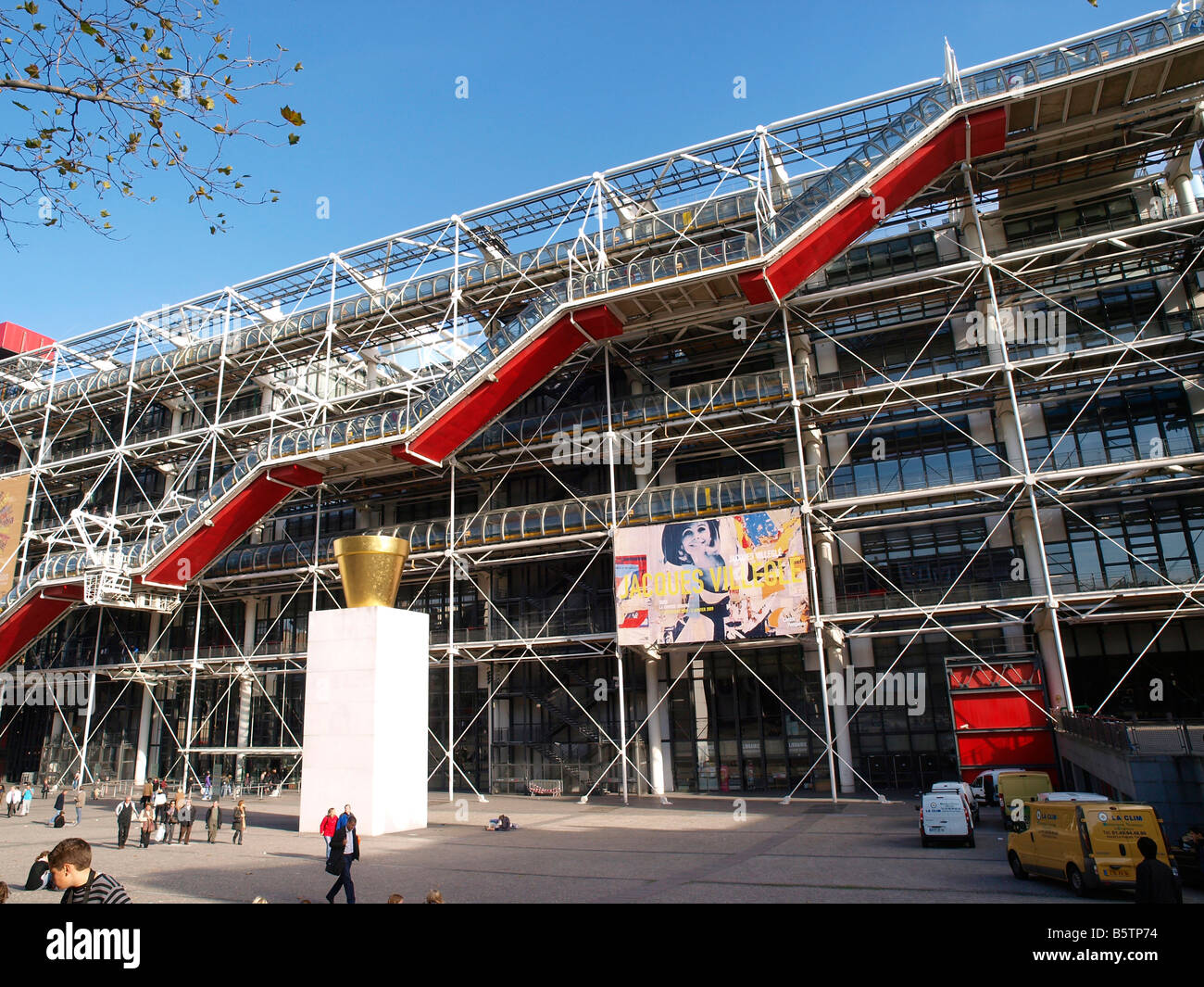 El postmoderno Centro Georges Pompidou alberga la Bibliothèque publique d'information y el Musée National d'Art Moderne. Foto de stock