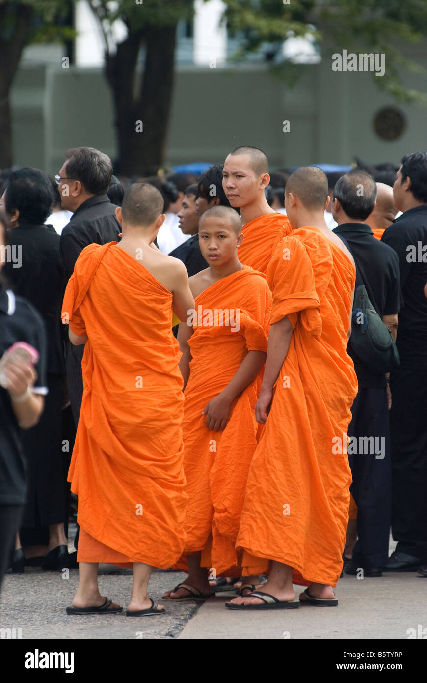 Orange outfits fotografías e imágenes de alta resolución - Alamy