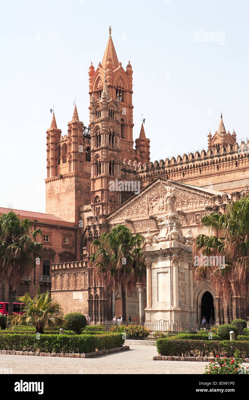 La Catedral de Palermo con medievales campanile, Sicilia Foto de stock