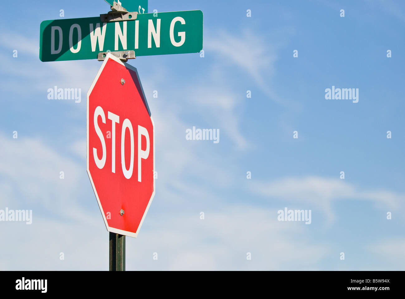 Signo de Downing Street con señal de stop Foto de stock