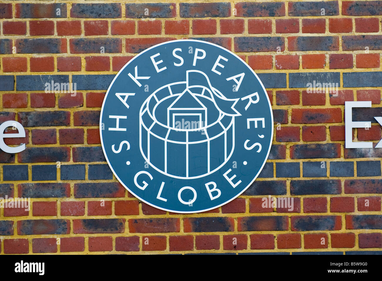 Londres , South Bank o el Southbank , el Shakespeare's Globe Theatre y el logotipo de señal de pared Foto de stock