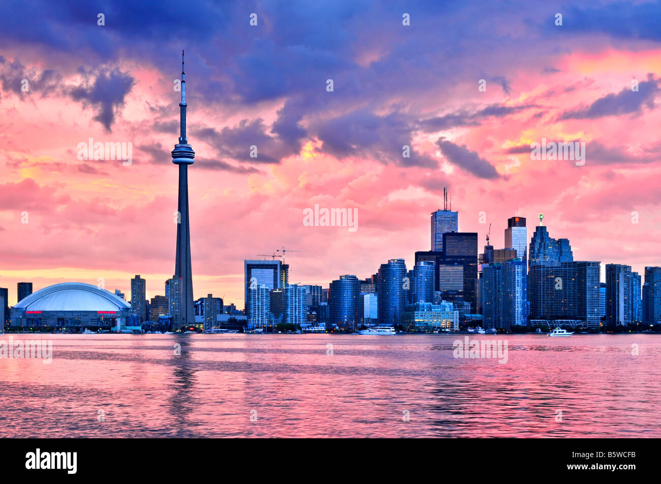 Vista panorámica a la ciudad de Toronto waterfront skyline al atardecer Foto de stock