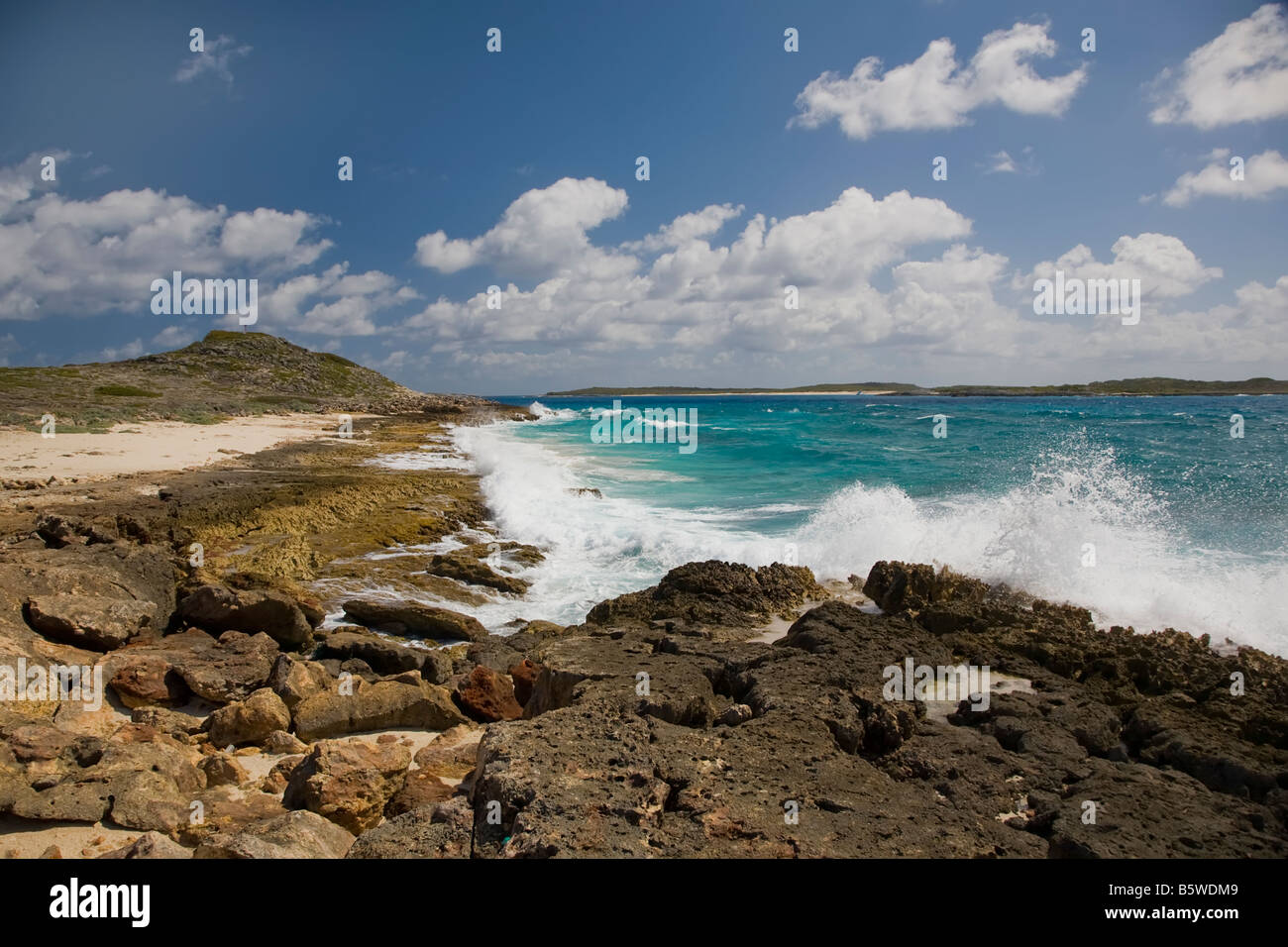 Áspera costa rocosa en el extremo oriental de la isla caribeña de Anguila en el British West Indies Foto de stock