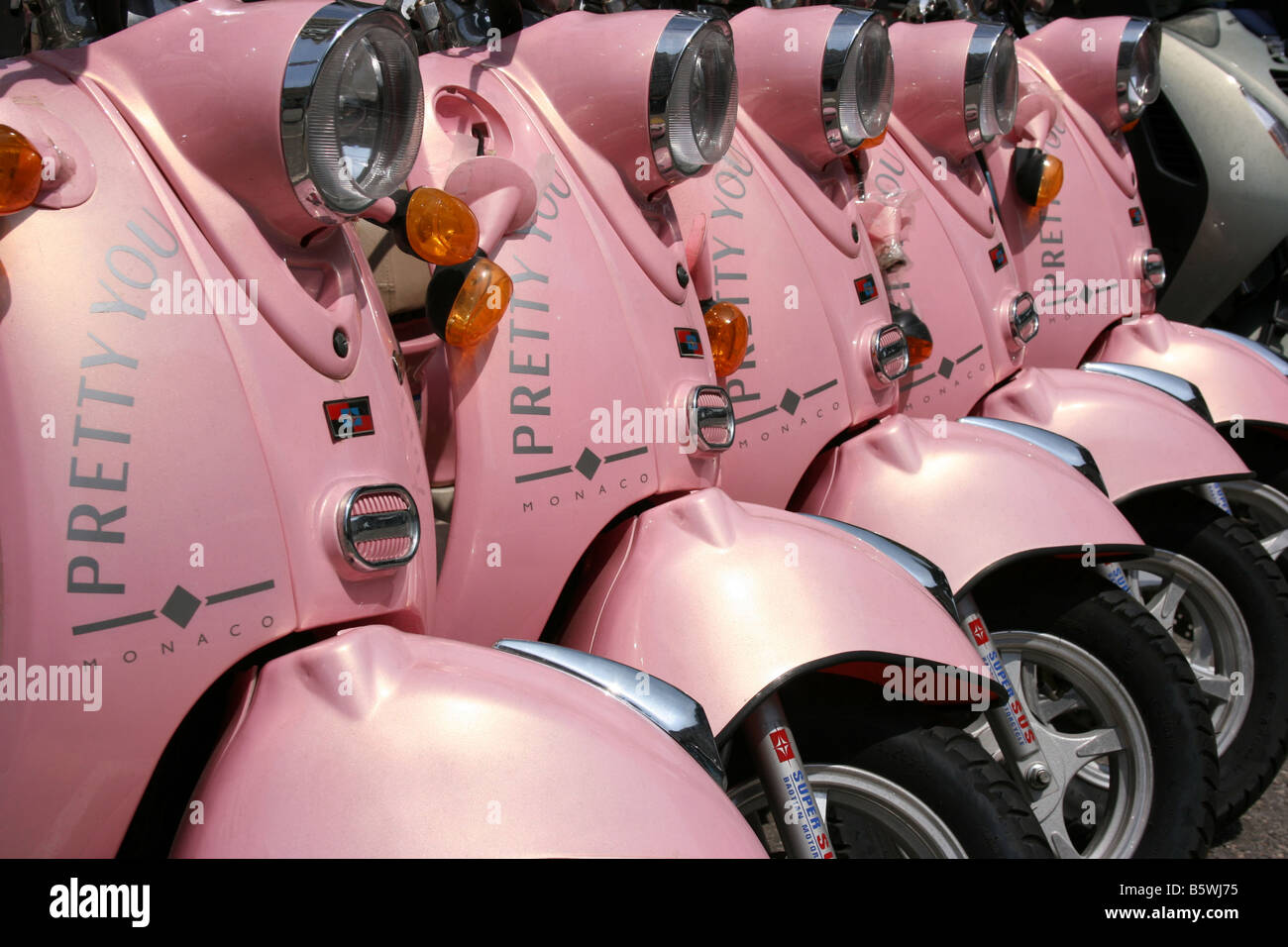 Pink moped fotografías e imágenes de alta resolución - Alamy