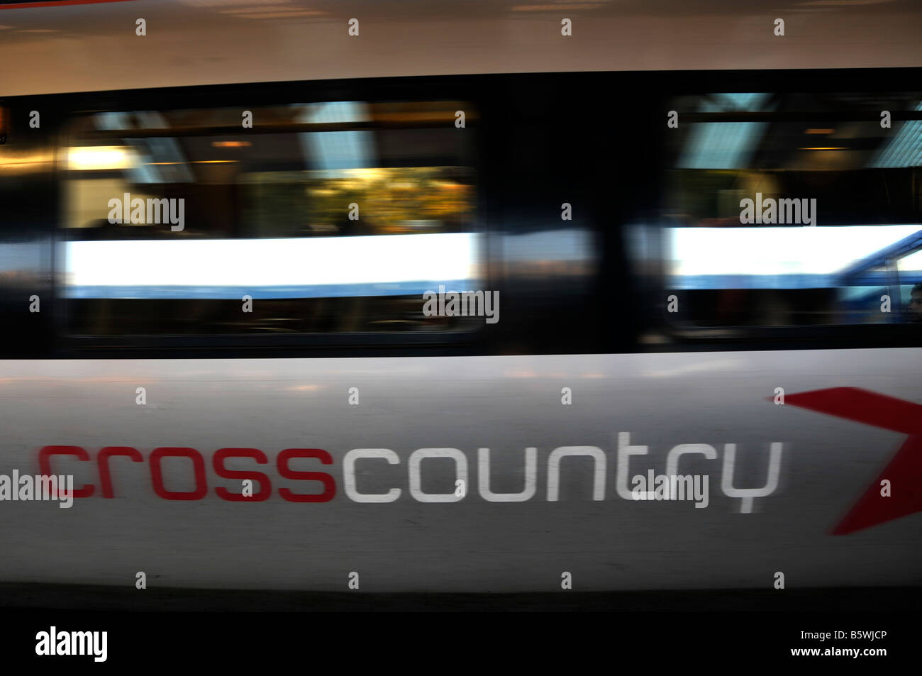 Cross Country pasando a través de una estación de tren Foto de stock