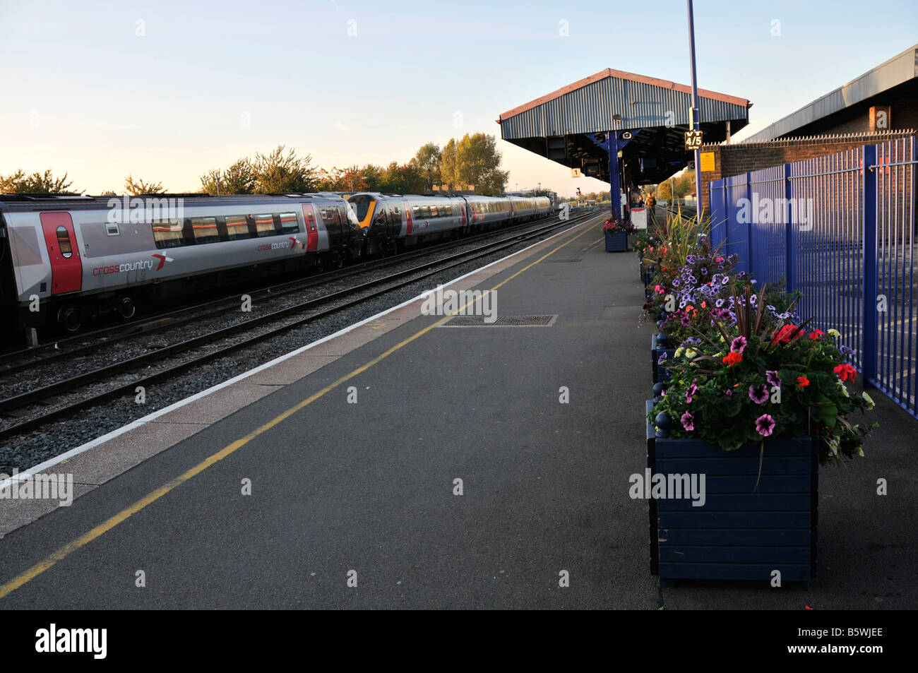 Tren pasa a través de la estación de tren Oxford Foto de stock