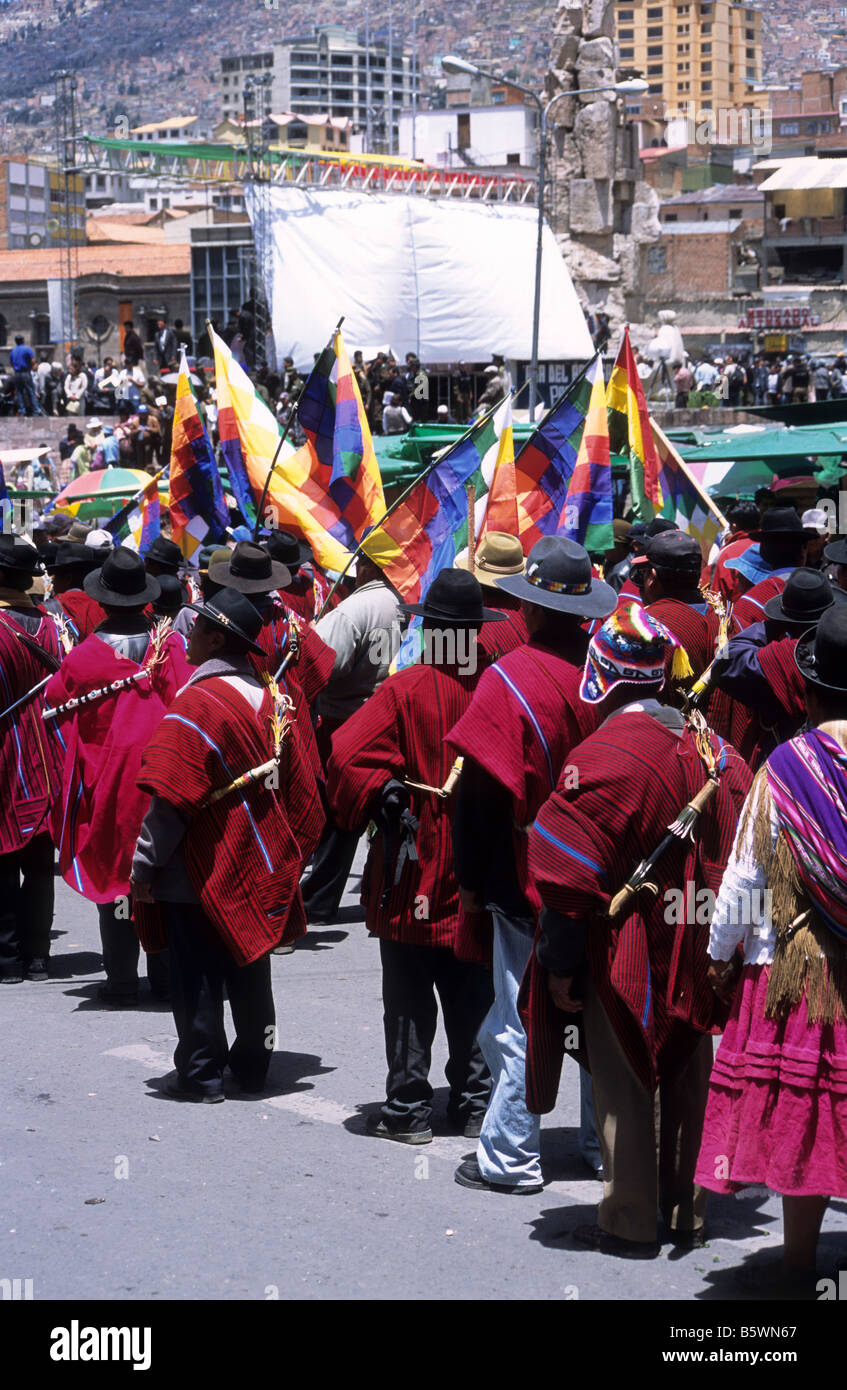Indígenas aymaras de personas vestidas de rojo ponchos durante una marcha  de protesta en el centro de la Ciudad de La Paz, Bolivia Fotografía de  stock - Alamy