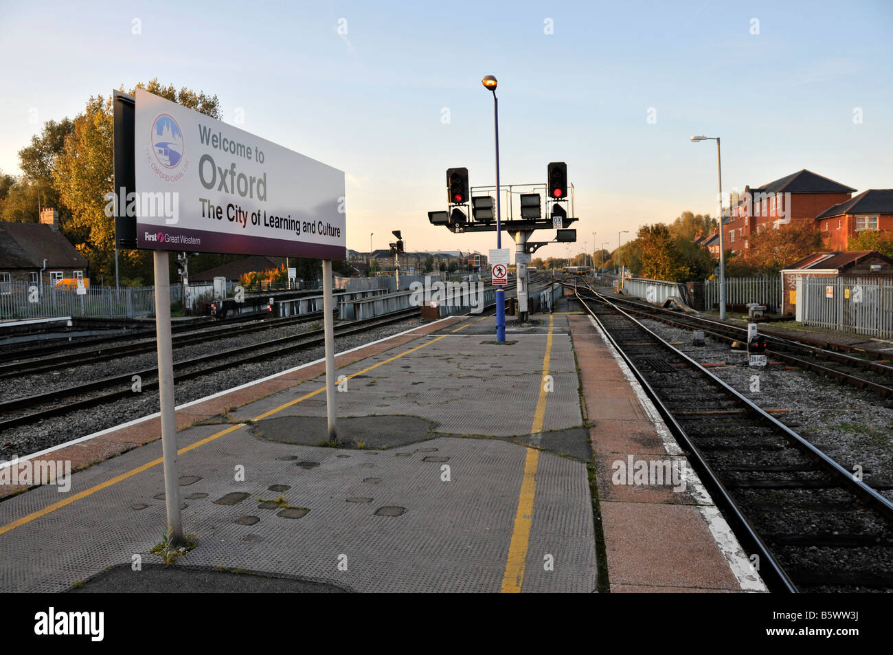 Cartel de bienvenida a bordo en la estación de tren Oxford mostrando "Bienvenido a Oxford - Ciudad del aprendizaje y de la cultura". Foto de stock