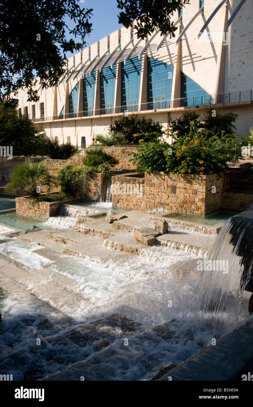 San Antonio del Henry B. Gonzalez Convention Center con Parque HemisFair caída de agua fuente en primer plano Foto de stock