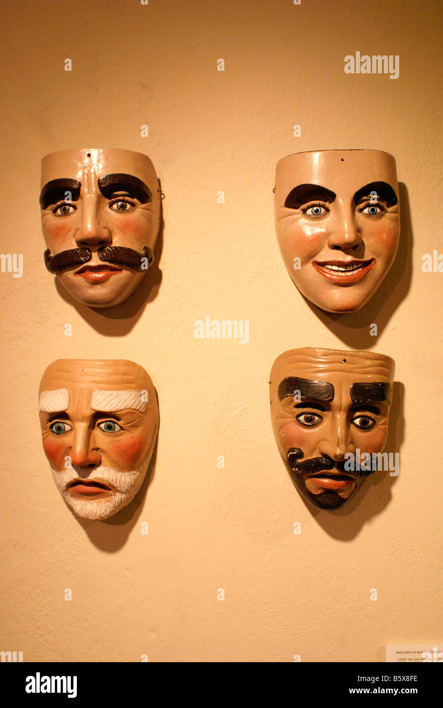 Cermonial máscaras en el Museo de Arte Popular o el Museo de Arte Popular en San Salvador, El Salvador Foto de stock