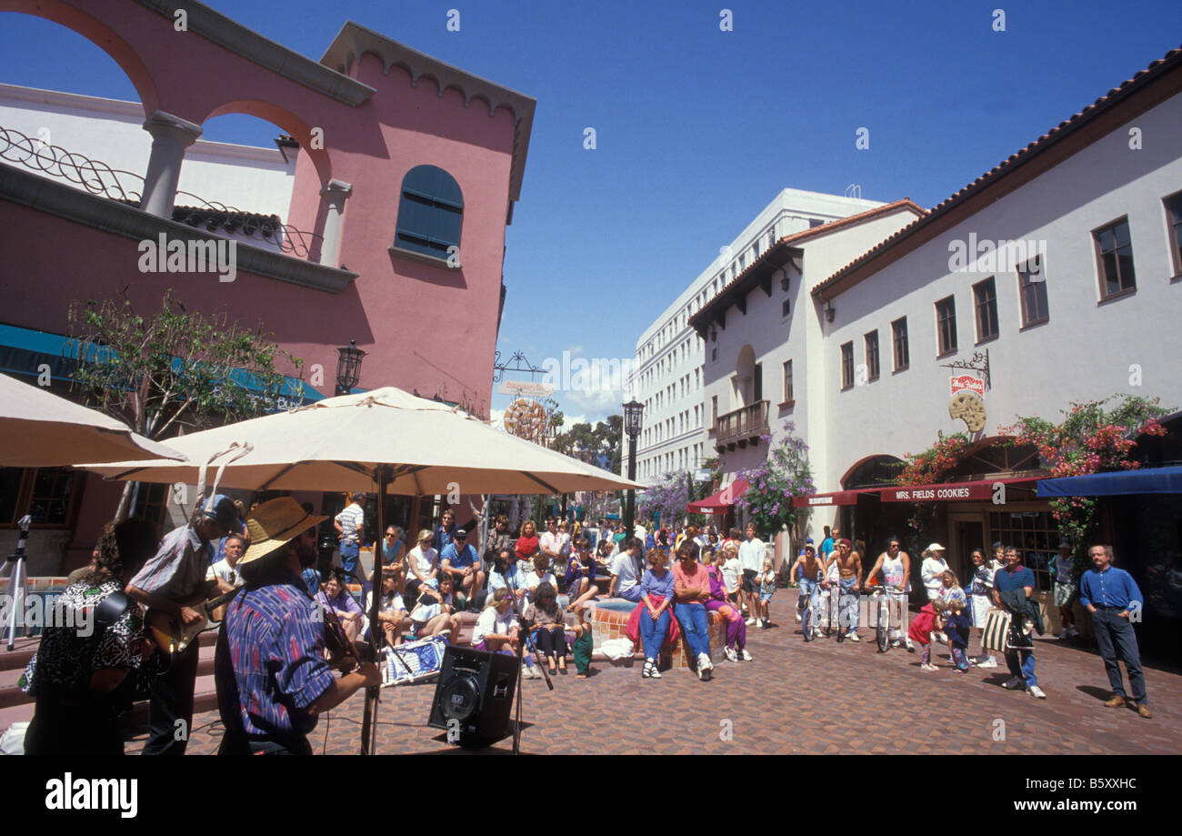 La gente del Paseo Nuevo mall en Santa Bárbara, California, EE.UU  Fotografía de stock - Alamy