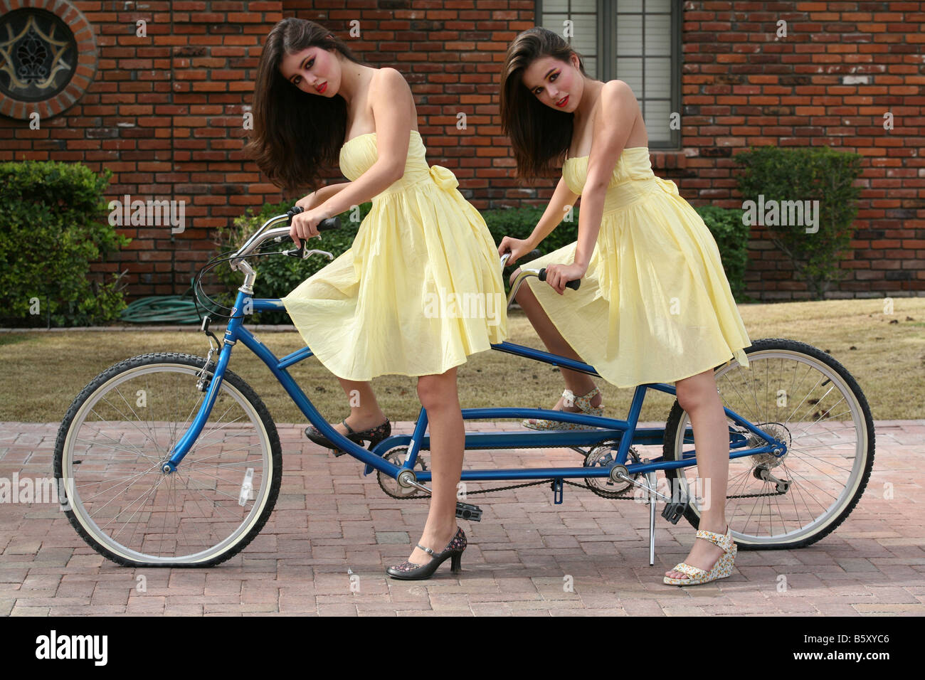 Bicicleta de tándem duo dos Fotografía de stock - Alamy