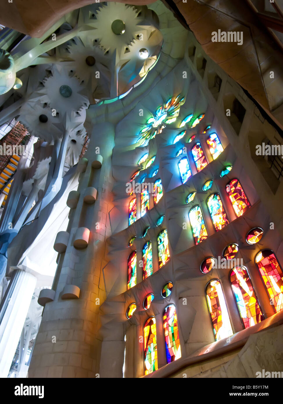 La arquitectura interna de la Sagrada Familia en Barcelona, España Foto de stock