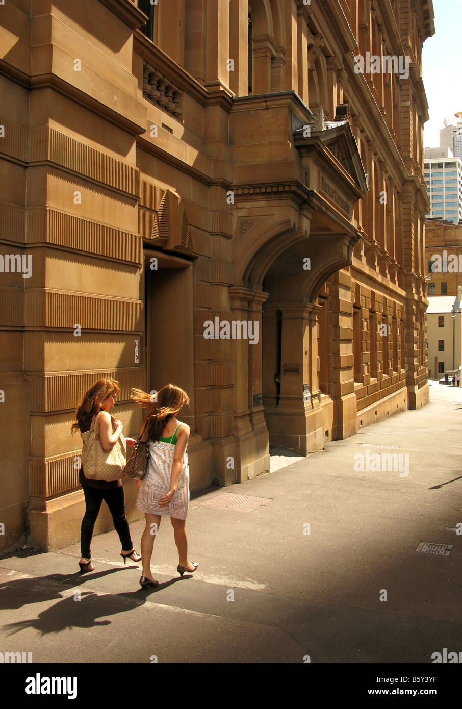 Por la tarde la luz desempeña el Secretario Colonial s edificio en Bridge St Sydney Foto de stock