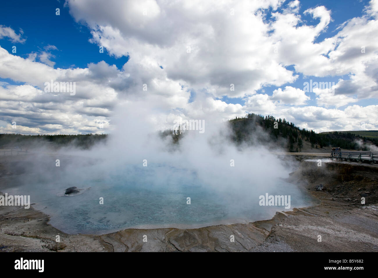 Excelsior Geyser, Midway Geyser Basin, el Parque Nacional Yellowstone, Wyoming, EE.UU. Foto de stock