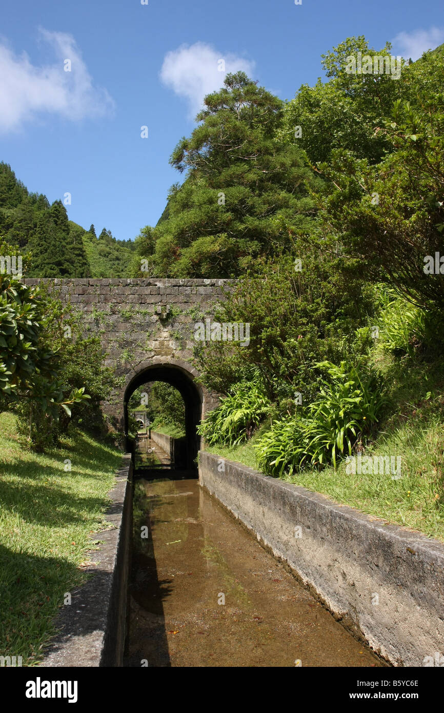 El túnel a través de las laderas volcánicas de protección contra inundaciones de los lagos en Sete Cidades, São Miguel, Azores Foto de stock