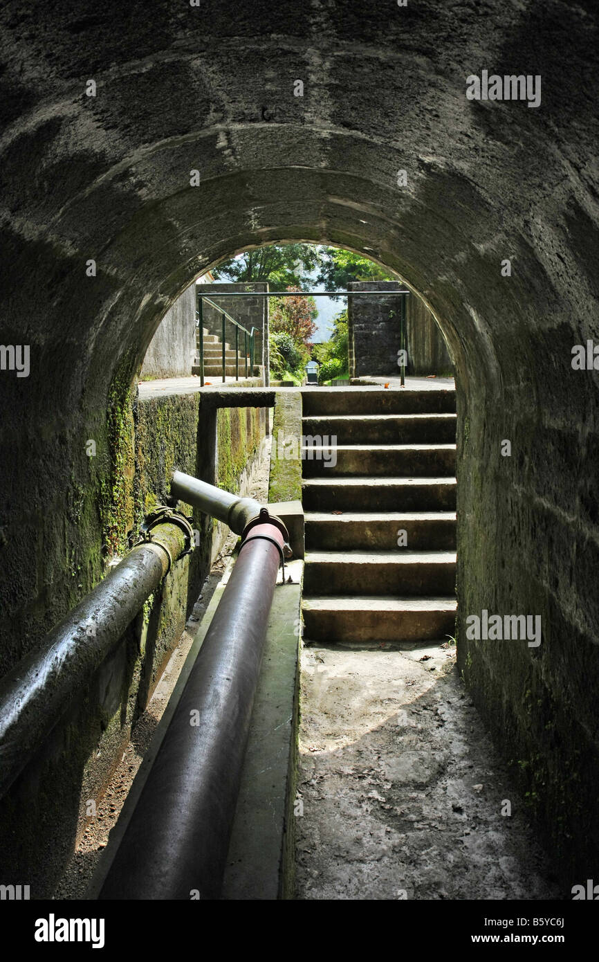 El túnel a través de las laderas volcánicas de protección contra inundaciones de los lagos en Sete Cidades, São Miguel, Azores Foto de stock