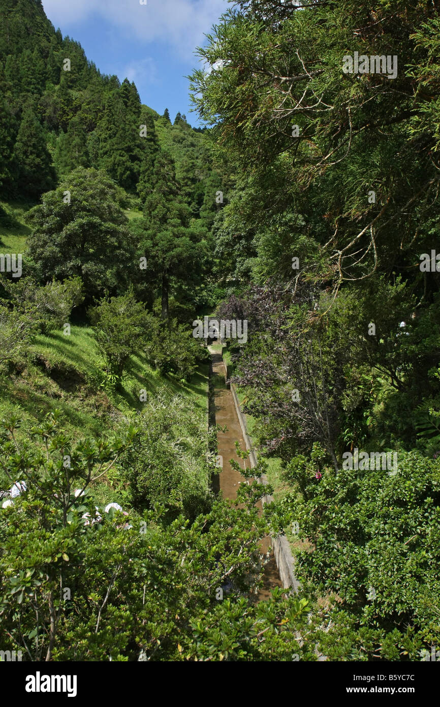 El túnel a través de las laderas volcánicas para la protección contra las inundaciones de la laguna de Sete Cidades, São Miguel, Azores Foto de stock