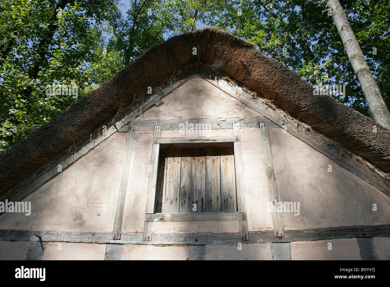 Vista exterior de una casa reconstruida en Henricus Virginia, la