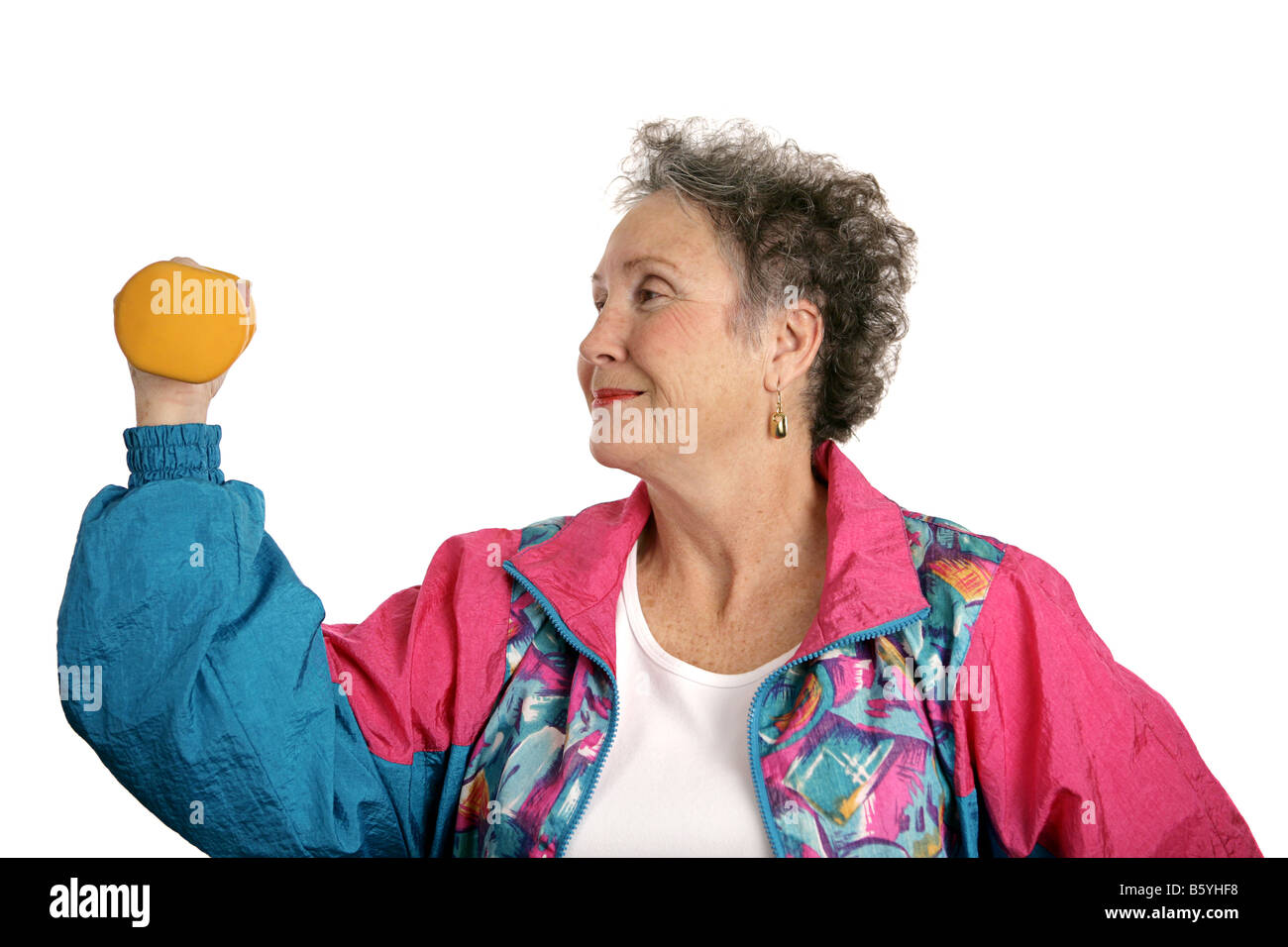 Una mujer mayor en un chándal con freeweights trabajo aislado en blanco  Fotografía de stock - Alamy
