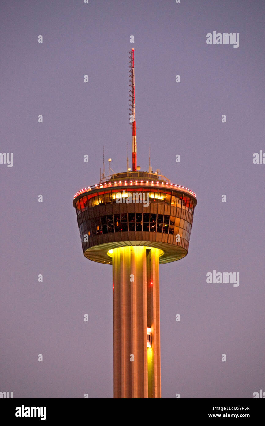 San Antonio de la torre de las Américas durante la noche Foto de stock