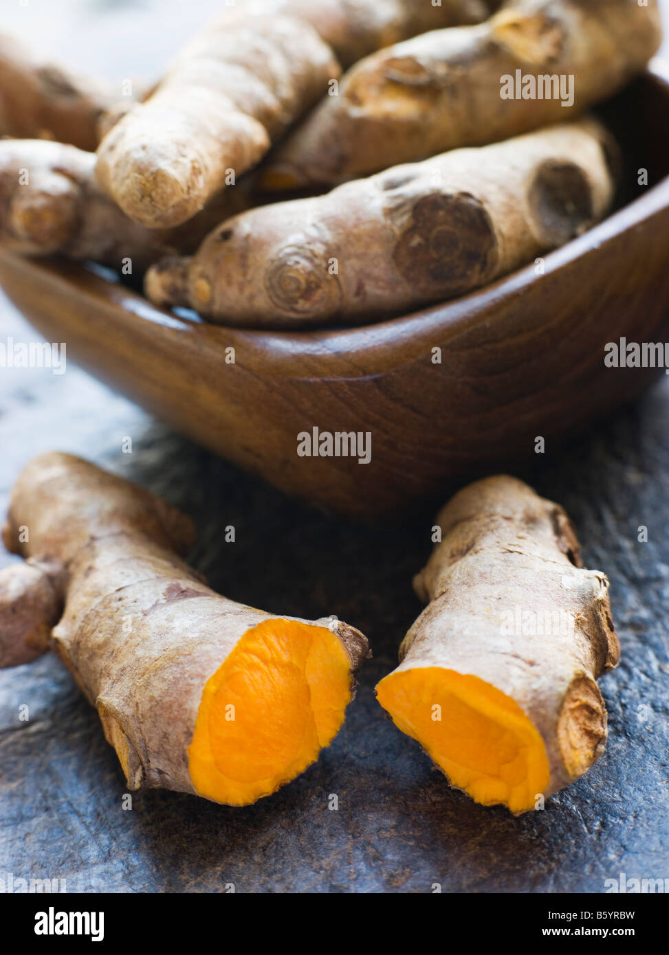 Piezas de conjunto y raíz de cúrcuma frescos agrietado Foto de stock