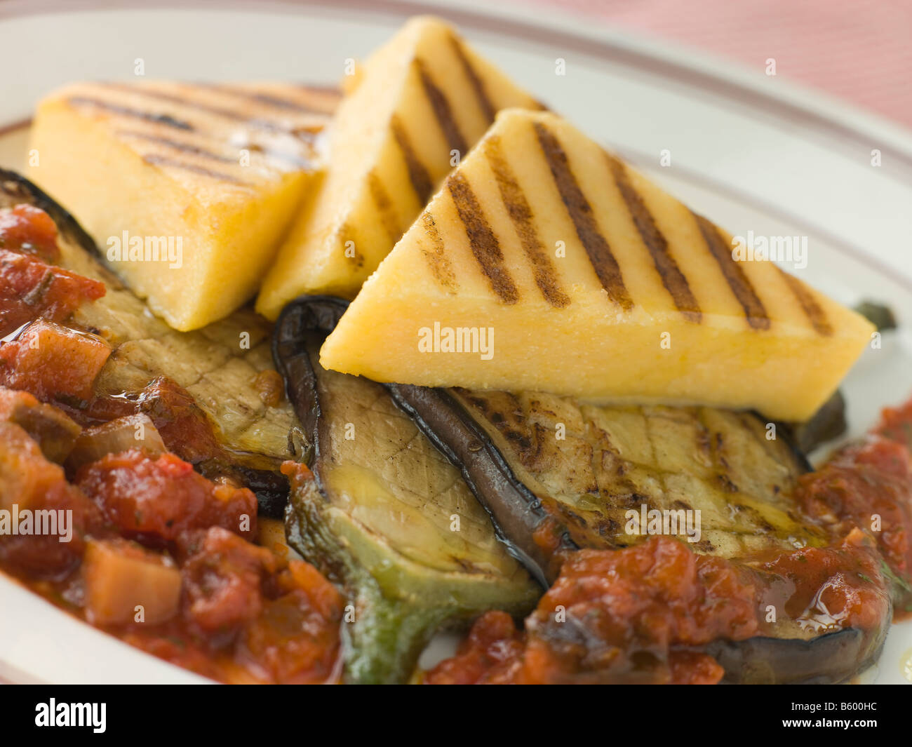Polenta Chargrilled tortas con huevo frito planta de tomate y huevo