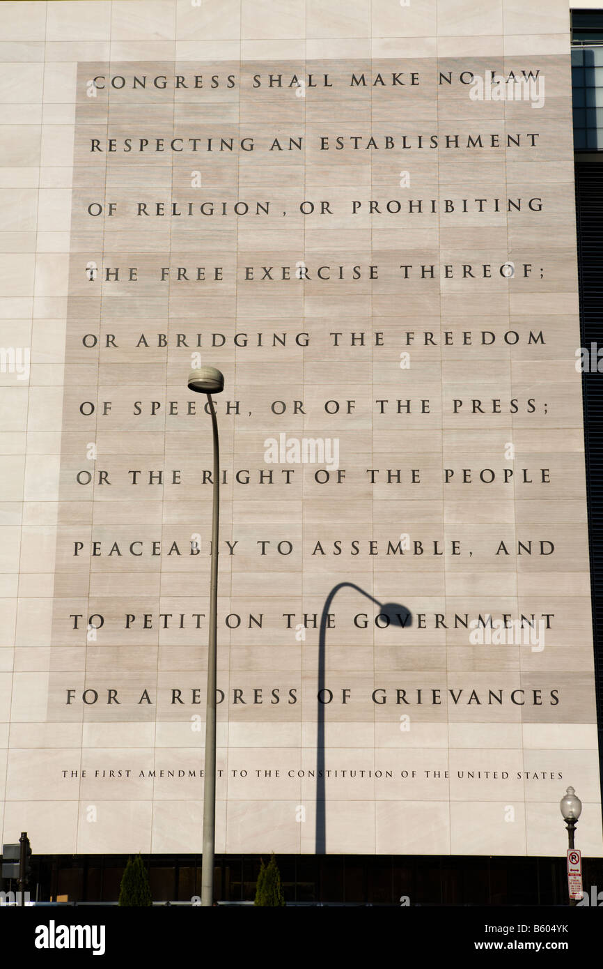 Primera Enmienda en el proyecto de ley de los derechos de la U. S. CONSTITUCIÓN garantiza la libertad de expresión, el Newseum en Washington D.C. Foto de stock