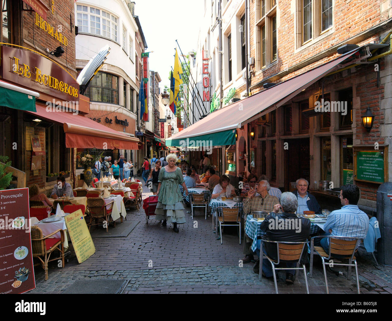 Restaurante de la escena de la calle del distrito centro de la ciudad de Bruselas Bélgica Foto de stock
