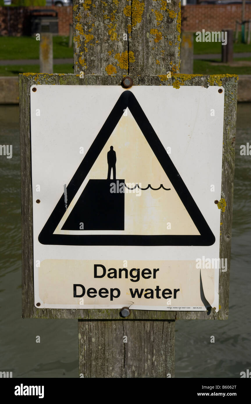 Advertencia advertencia peligro agua profunda Sign uk Foto de stock
