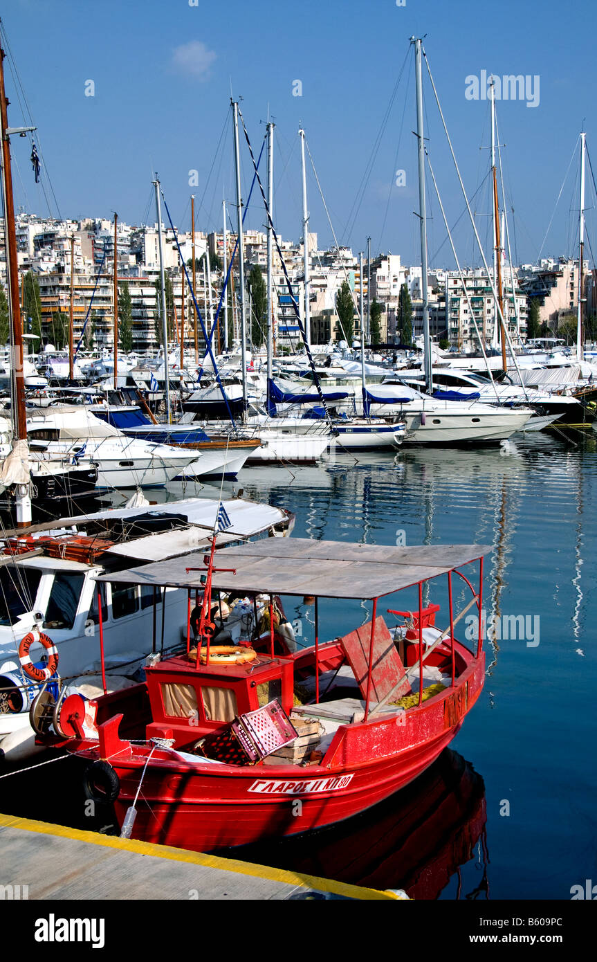 Puerto de Pasalimani Pireo de Atenas Grecia griego Fotografía de stock -  Alamy