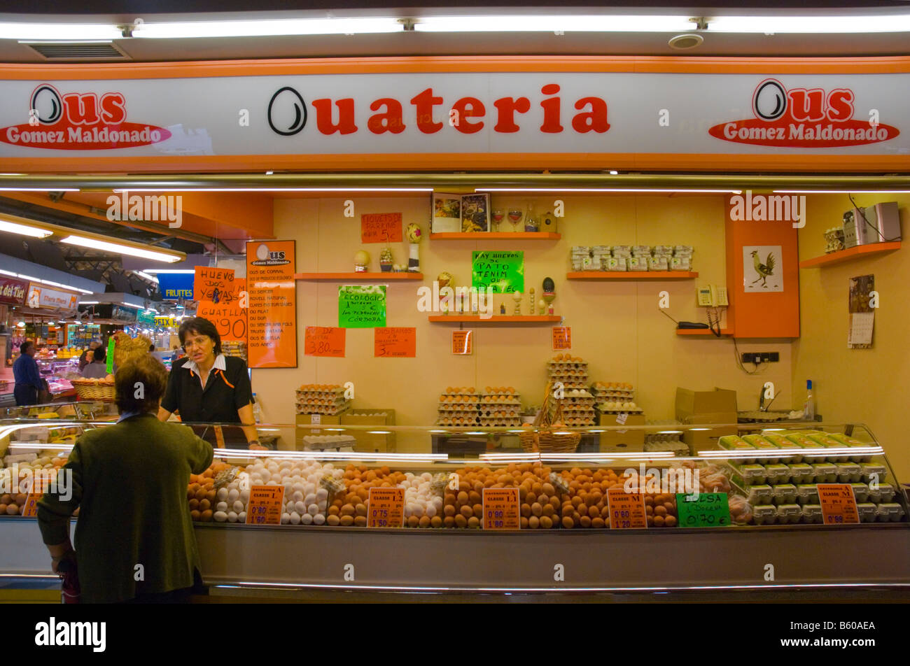 Fragua Posicionar Simpático Tienda de venta de huevos en el mercado de Santa Caterina en Barcelona  España Europa Fotografía de stock - Alamy