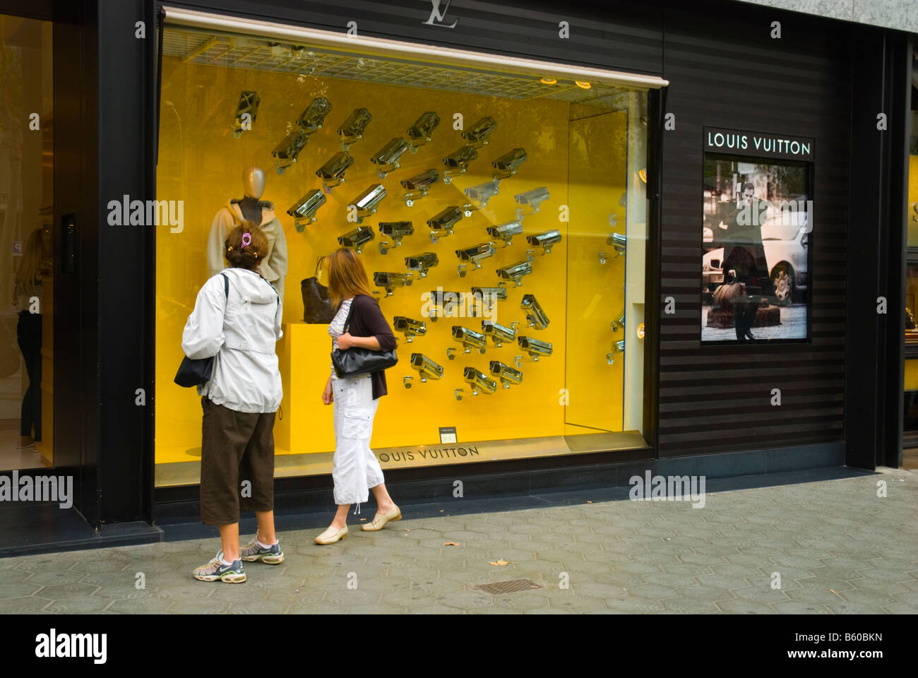 Roban en la tienda de Louis Vuitton de paseo de Gràcia de Barcelona  estampando un coche