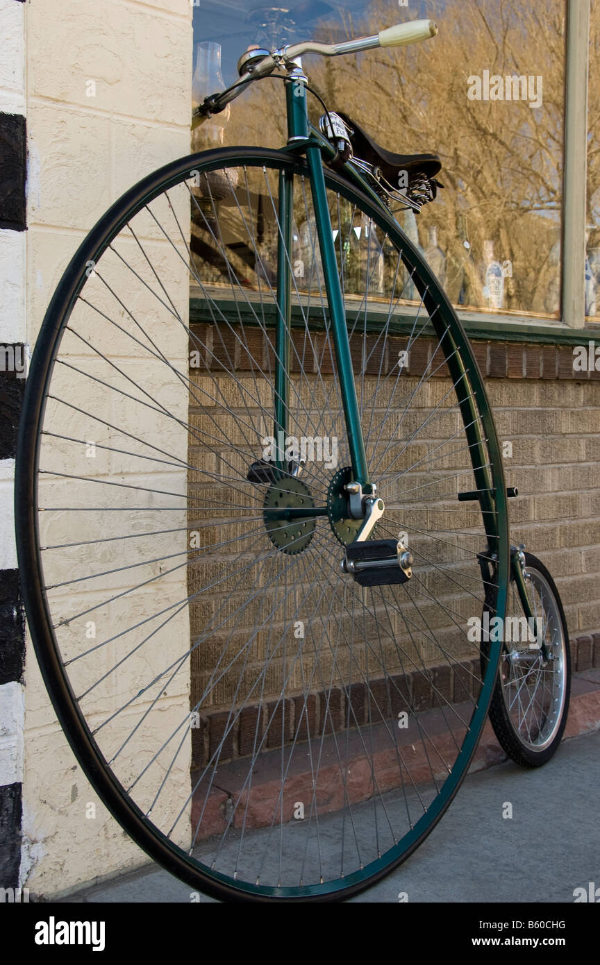 Antigua bicicleta de rueda alta, el centro de Salida, Colorado Fotografía  de stock - Alamy