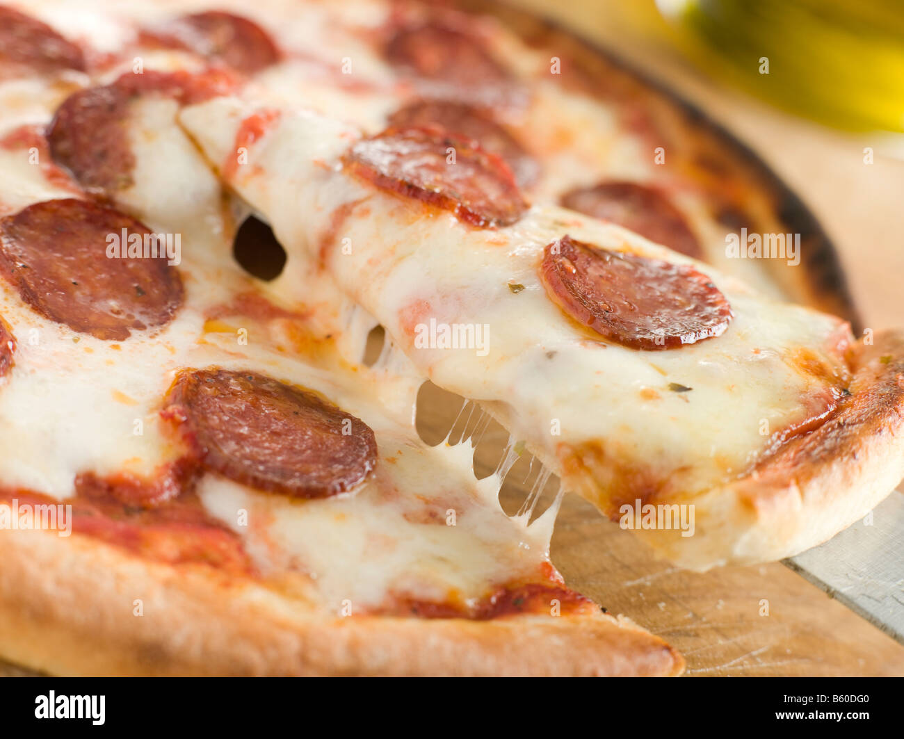Rebanada de pizza de pepperoni Foto de stock