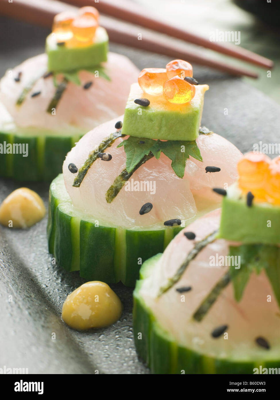 Sashimi de Lubina con aguacate y huevas de salmón Foto de stock