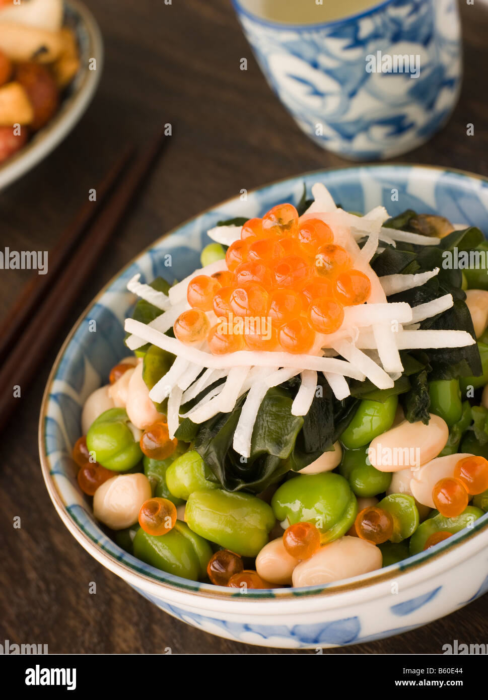 Haba Daikon y huevas de salmón Foto de stock