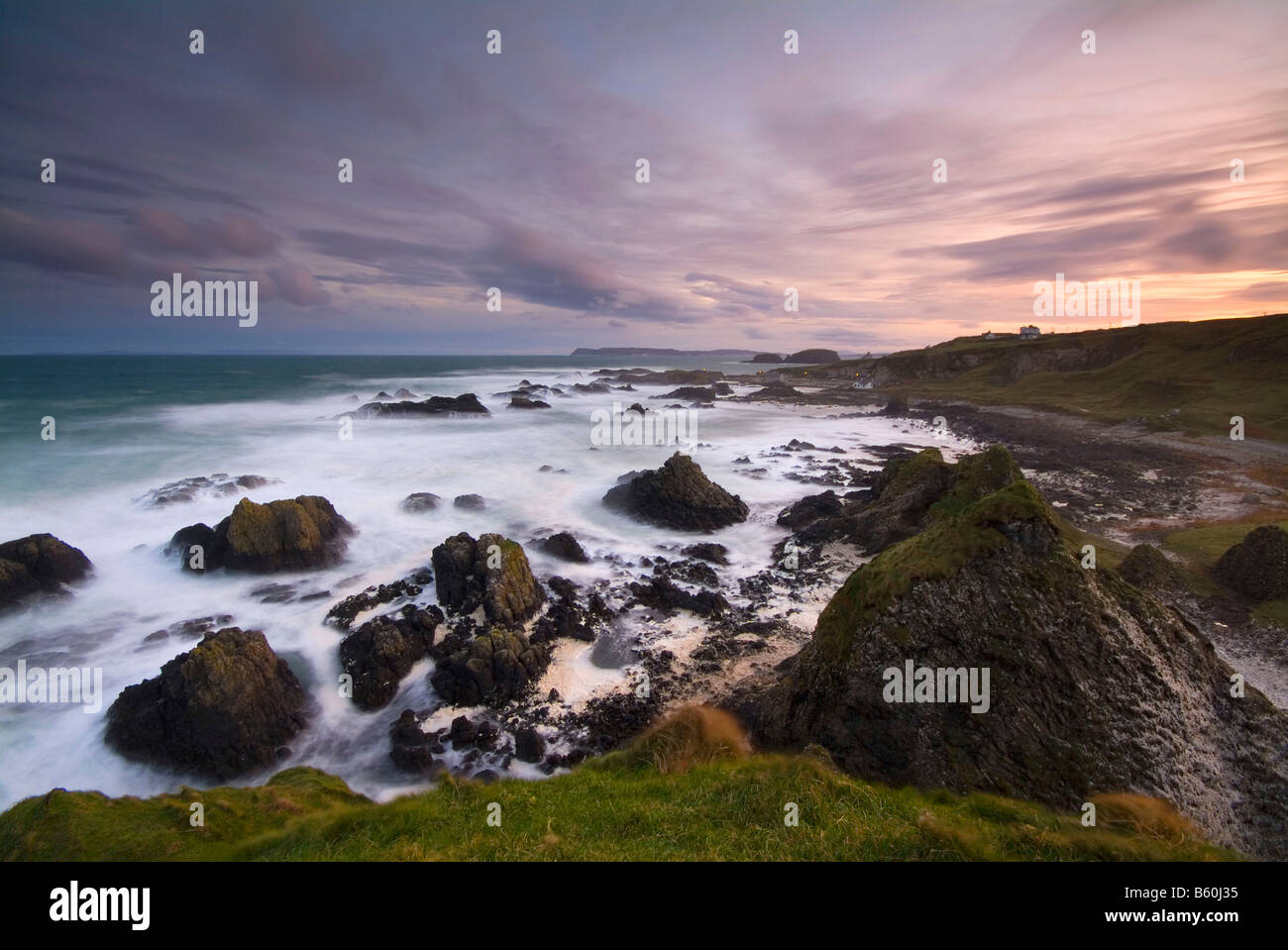 Paisaje de mares tormentosos al amanecer Ballintoy Harbour Condado de Antrim de Irlanda del Norte Foto de stock