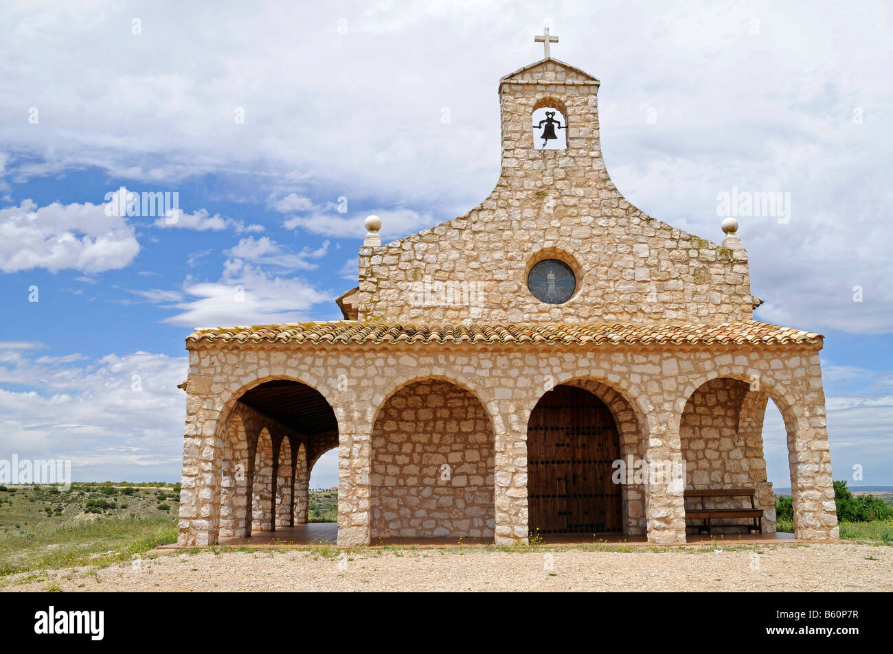 La iglesia hecha de piedra natural con arcos y una campana, provincia de  Cuenca, Castilla-La Mancha, España, Europa Fotografía de stock - Alamy