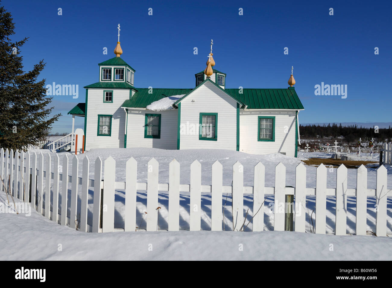 Iglesia ortodoxa rusa con el cementerio en invierno en Ninilchik, Península Kenai, Alaska, EE.UU., América del Norte Foto de stock