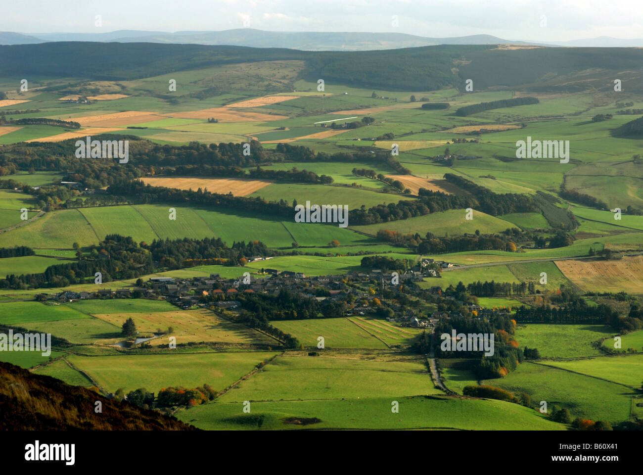Ver abajo en el Glen y hacia Rhynie en Aberdeenshire en el noreste de Escocia de toque O Norte Foto de stock