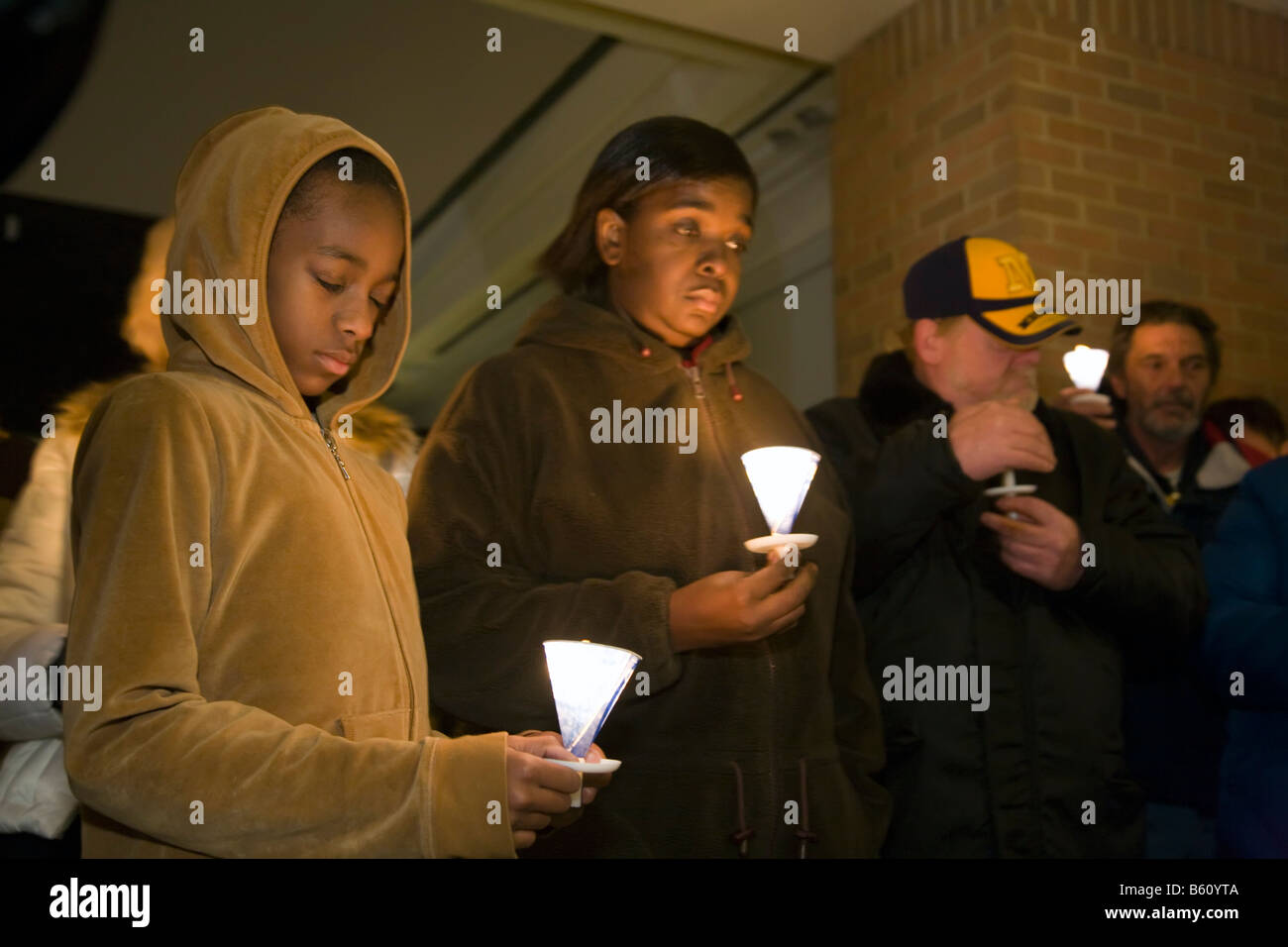 Vigilia con velas recuerda a las personas sin hogar que murieron Foto de stock